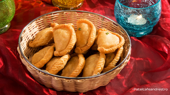 गुजिया बनाने की विधि (Gujiya Recipe in Hindi)